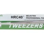 تصویر بسته ای از پنس سر صاف Tweezers مدل HRC40 را نشان می دهد که به عنوان یک ابزار حرفه ای منتخب توصیف شده است. بسته بندی سبز و سفید بر ویژگی هایی مانند ضد مغناطیسی، ضد اسید و فولاد ضد زنگ غیر خورنده تأکید دارد.