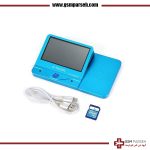 دستگاه JC PRO1000S به رنگ آبی، مجهز به صفحه نمایش، دارای کابل USB و کارت حافظه است. The image displays the GSM Parseh branding and website URL, highlighting the multifunctional Machine JC PRO1000S - باکس و برنامه هارد آیفون با تمام شکوه.