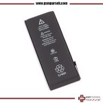 باتری آیفون ۶ اس - باتری iPhone 6s یک باتری لیتیوم یونی است که دارای مشخصات و هشدارهایی با متن سفید است. این یک شکل مشکی مستطیلی دارد که در پس زمینه سفید واضح قرار گرفته است و وب سایت و لوگوی GSM پارسه به طور برجسته در بالا و پایین تصویر نمایش داده شده است.