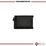 یک باتری لیتیوم پلیمری مستطیلی، با برچسب مشخصات، روی پس زمینه سفید قرار دارد. این ساعت برای اپل واچ سری 1 42 میلی‌متری (باتری ساعت اپل 42 میلی‌متری سری یک) طراحی شده است، دارای نمای بیرونی مشکی براق و یک کانکتور در یک طرف است.