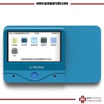 ماشین JC PRO1000S - باکس و برنامه هارد آیفون یک دستگاه دیجیتال زیبا با روکش آبی چشمگیر است. صفحه نمایش آن انواع آیکون های برنامه را برای استفاده همه جانبه به نمایش می گذارد و دکمه ای که به راحتی در زیر قرار دارد، ناوبری آسان را تسهیل می کند.