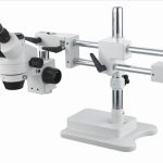 لوپ 3 چشم (میکروسکوپ) بازودار همراه ال سی دی و دوربین، کامپیوتر به بازوی بزرگ قابل تنظیم و پایه های پایدار است. این محصول دارای چندین پیچ تنظیم برای فوکوس دقیق می‌باشد.