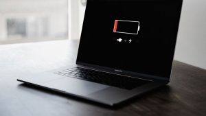 چرا باتری MacBook باید تعویض شود؟ + ۴ روش مطمئن + نکات طلایی قبل از اقدام